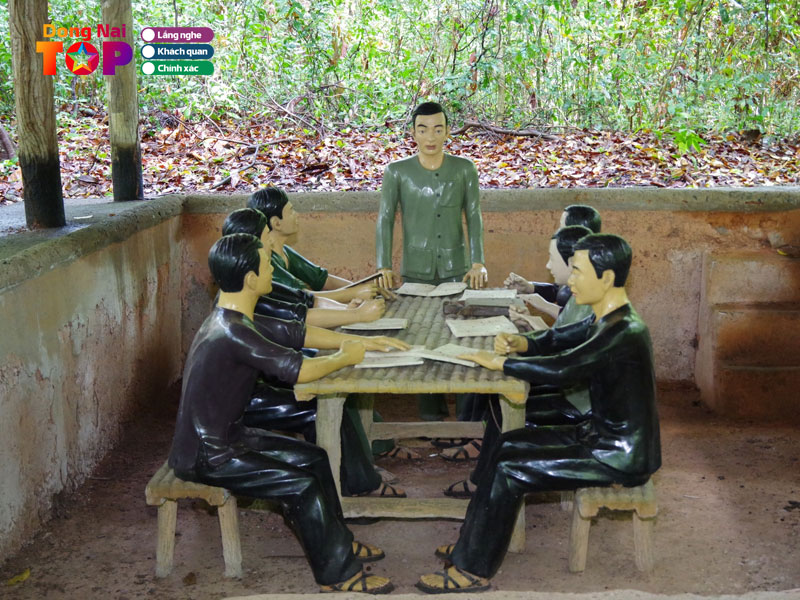 Tham-quan-khu-trung-bay-mau-vat1-dongnaitoplist