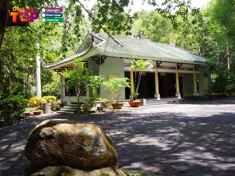 Tham-quan-khu-trung-bay-mau-vat2-dongnaitoplist